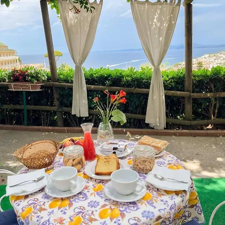 Konukevi La Terrazza Sul Porto Ischia